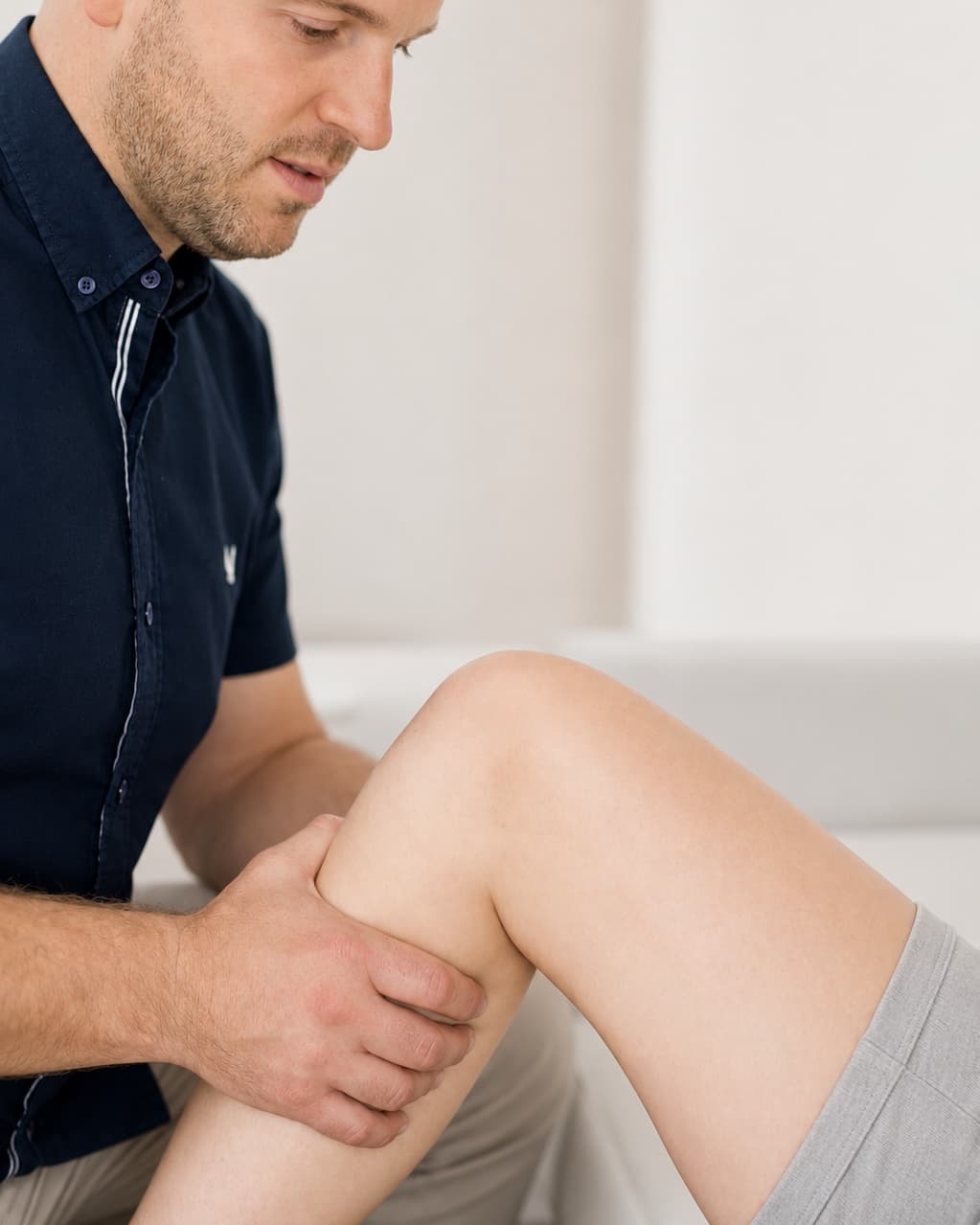 Matthew Yeates assessing a patient's knee